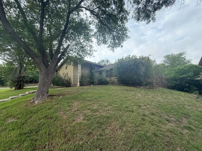 Foto del edificio - Large lot With Mature Trees and a Spacious...