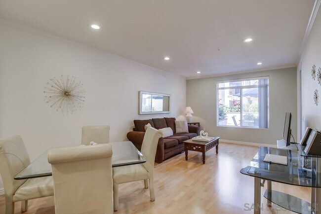 Foto del edificio - 9237 Regents Rd