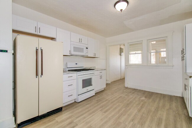 Foto del edificio - 3222-3224 S Adams Ave