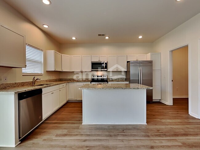 Foto del edificio - 136 Weeping Cypress Dr