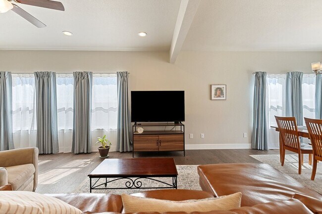 Foto del edificio - 5324 Sky Top Ln
