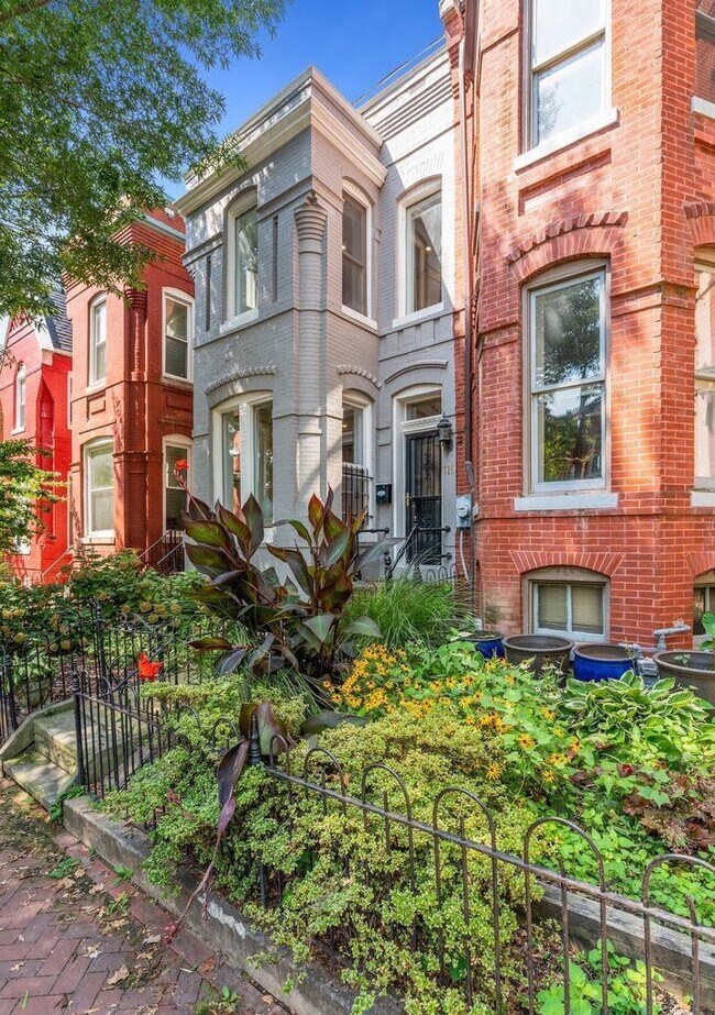 Foto del edificio - 716 3rd St NE