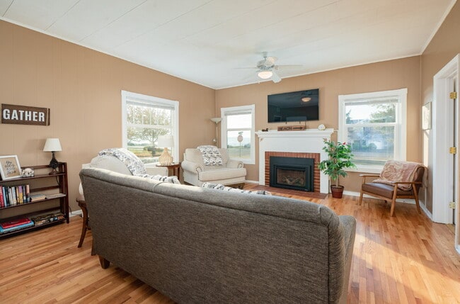 Building Photo - Spacious 4-Bed Home with Scenic Views near...