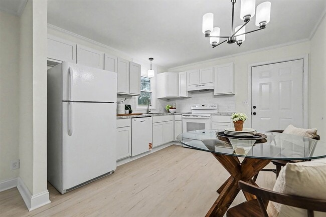 Building Photo - Two Bedroom Two Bathroom House with office and upstairs bonus room!   Fenced Yard!  Dogs Welcome!