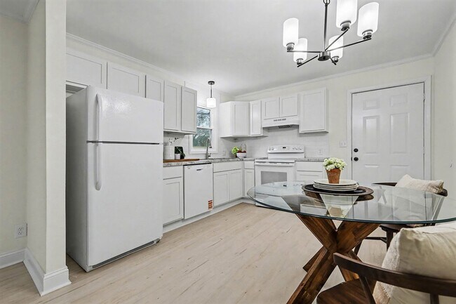 Foto del edificio - Two Bedroom Two Bathroom House with office and upstairs bonus room!   Fenced Yard!  Dogs Welcome!