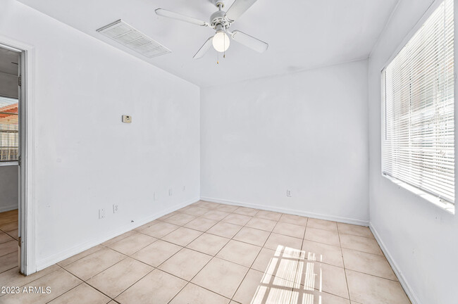 Building Photo - 841 S 6th Ave