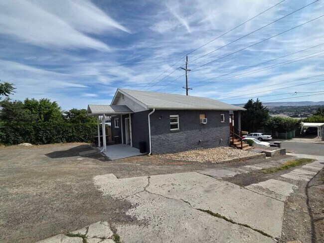 Building Photo - Charming 2 Bedroom With Valley View!