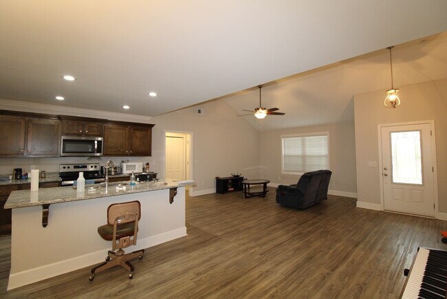 Foto del edificio - 1315 Mayfield Dr