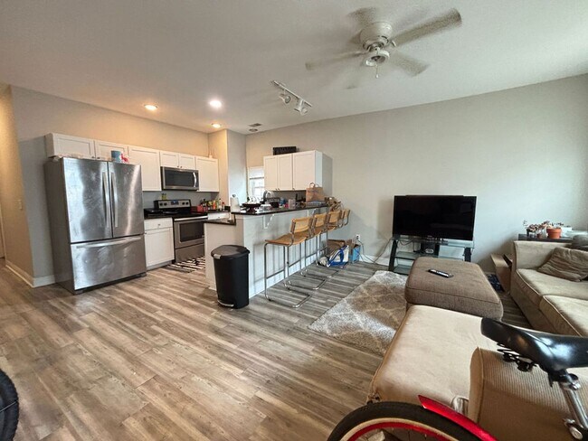 Foto del edificio - Available 8/15. Renovated 4 BR Home Downtown!