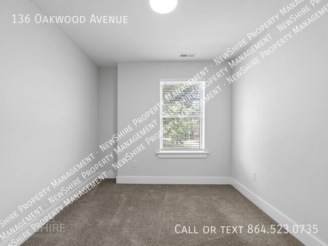 Foto del edificio - 136 Oakwood Ave