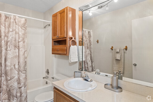 2BR, 2BA - 1040SF - Bathroom - Taylor Creek Condominiums