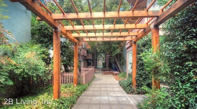 Building Photo - 300 Franciscan Ct