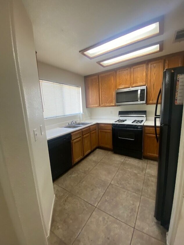 Foto del edificio - 2 Bedroom Condo Upstairs