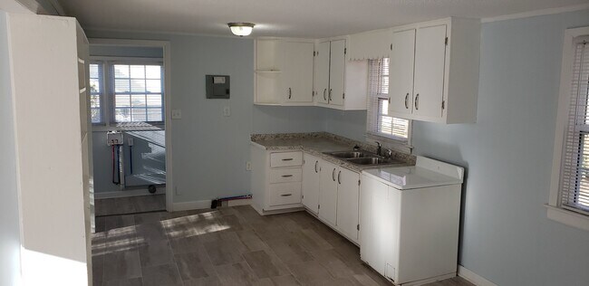 Building Photo - 1711 Alexsandria Rd
