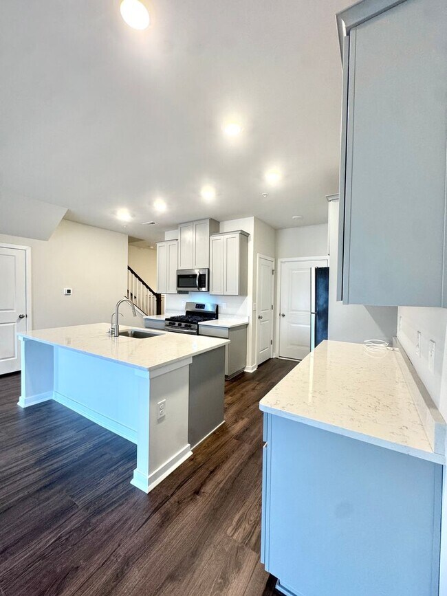 Foto del edificio - THREE BEDROOM/2.5 BATH TOWNHOME in Southern Lehigh School District