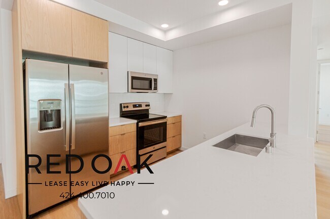 Foto del edificio - Amazingly Spacious and Bright Three Bedroo...