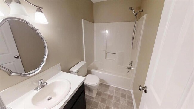 Foto del edificio - Lower Level Condo for Rent - MOVE IN READY