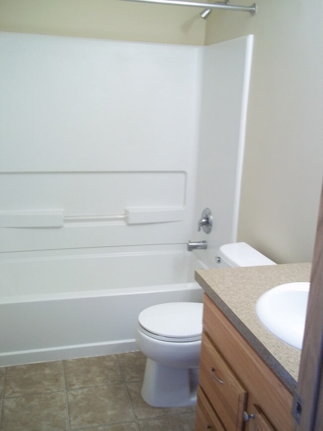 Building Photo - Hugo 2 Bed/2 Bath Water's Edge Townhome - ...