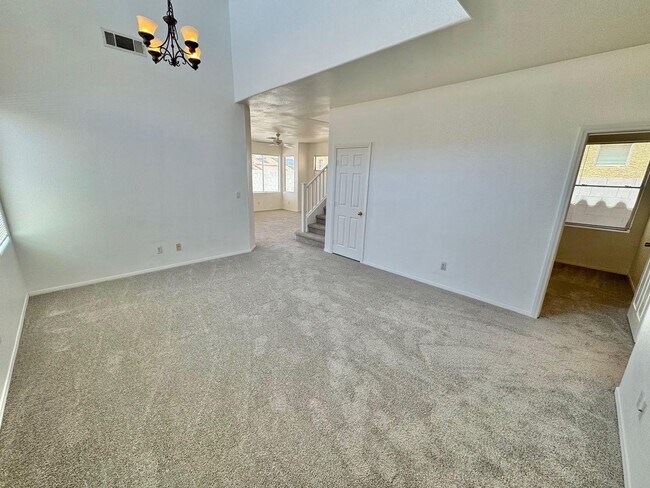 Foto del edificio - THIS WONDERFUL HOME IS A TWO-STORY PROPERT...