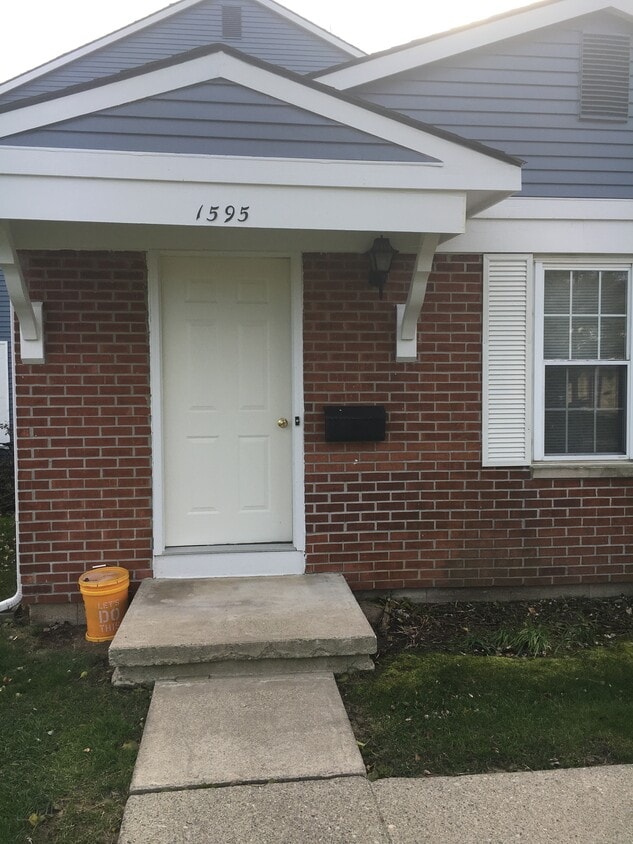 Front entrance - 1595 Wingate Blvd