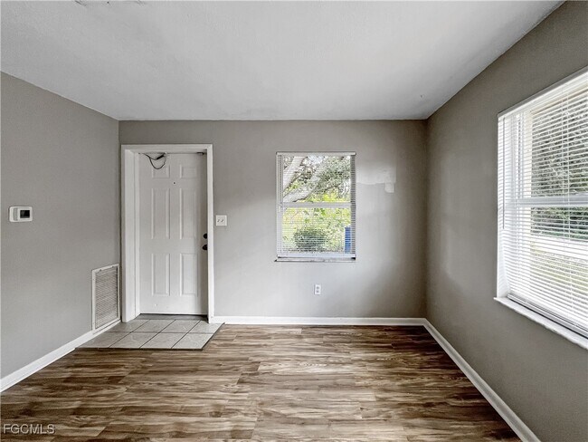 Foto del edificio - 13037 1st St