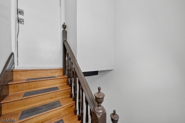 Building Photo - 467-469 Summer Avenue Unit 3