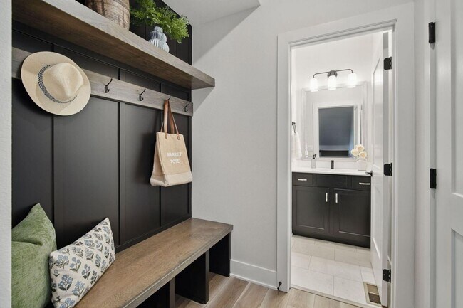 Foto del edificio - 3 Bedroom Townhome Available November 5th,...