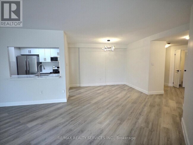 Photo du bâtiment - 8351 McLaughlin Rd S