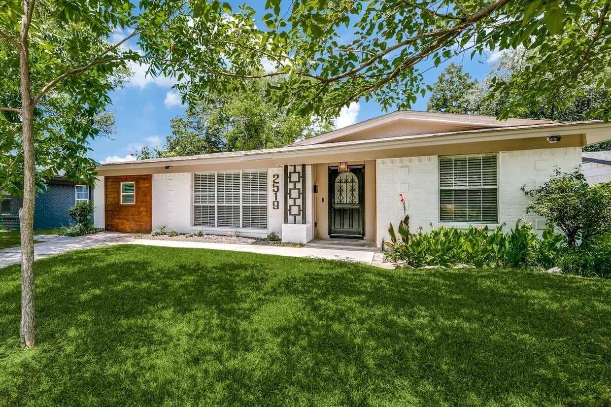 Photo - 2519 Highwood Drive