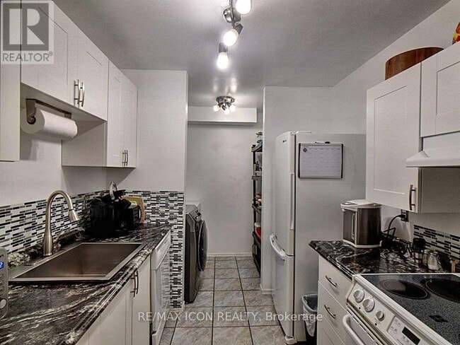 Building Photo - 1096 Jalna Blvd