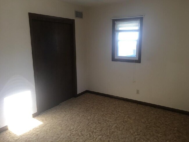 Building Photo - 605 N Dirks St