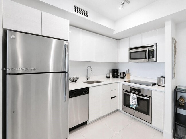 Building Photo - 2600 E Hallandale Beach Blvd