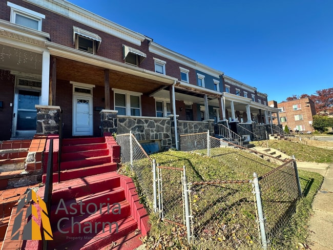 Building Photo - 3 Bedroom or 2 Bedroom with Den featuring Fenced Yard and Updated Kitchen