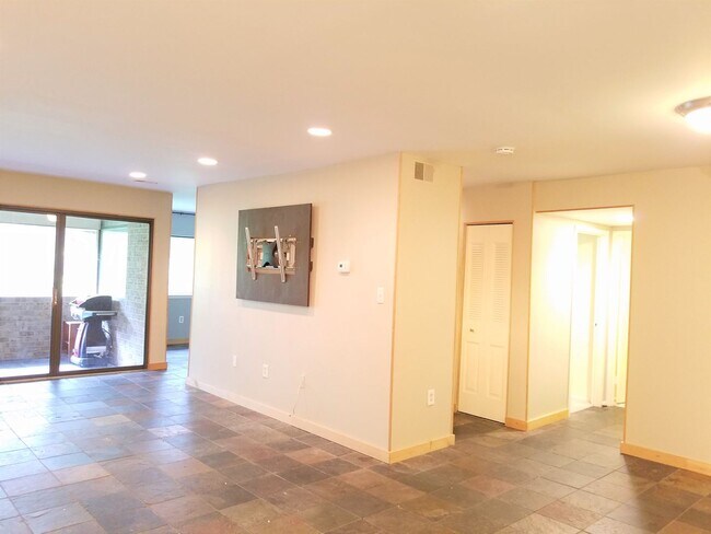 Building Photo - Extremely Well Maintained Second Level Condo Available mid-March!