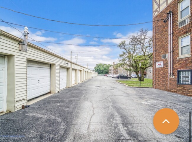 Building Photo - 10927 S Longwood Dr