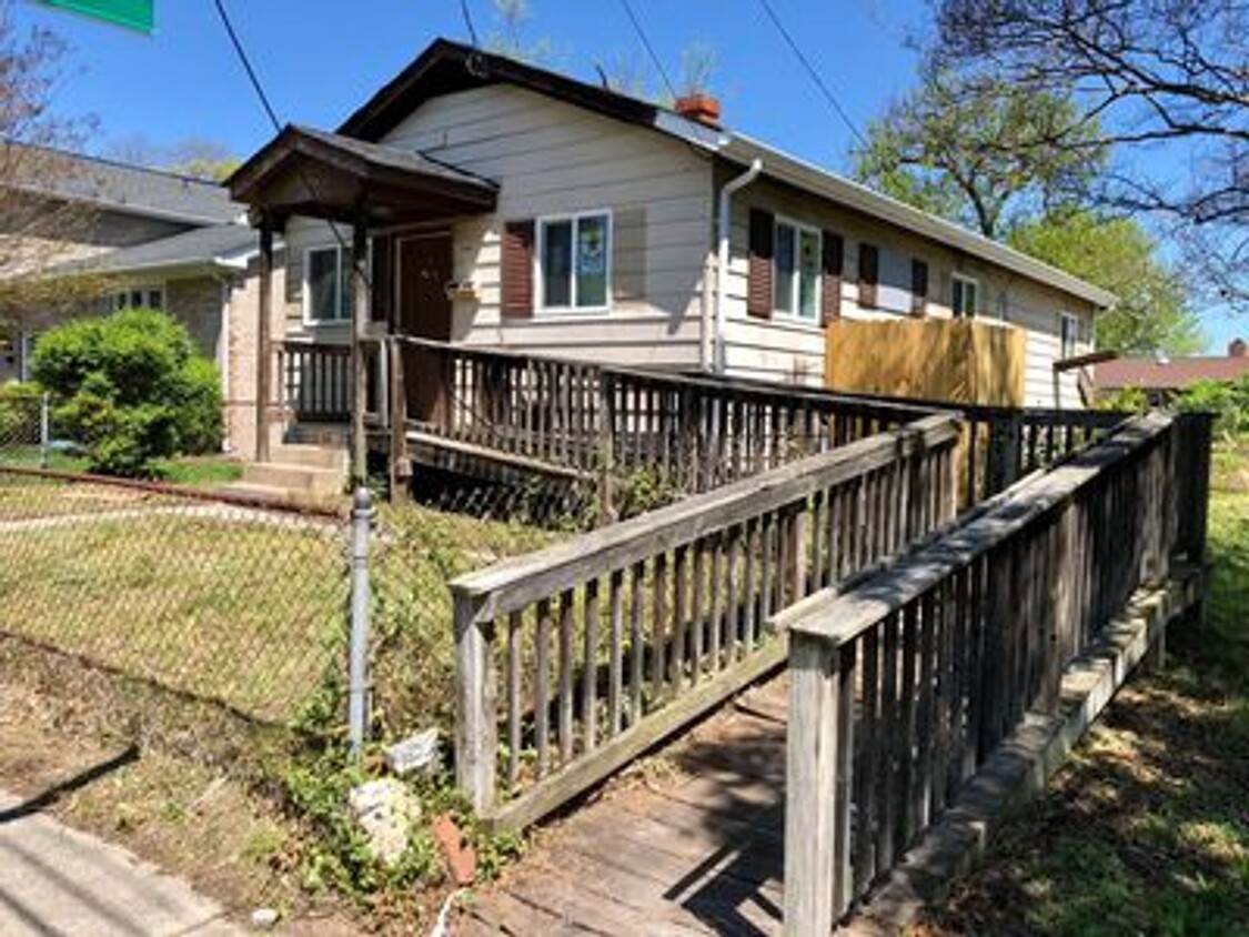 Foto principal - Cozy 3 bed 1.5 bath with Backyard