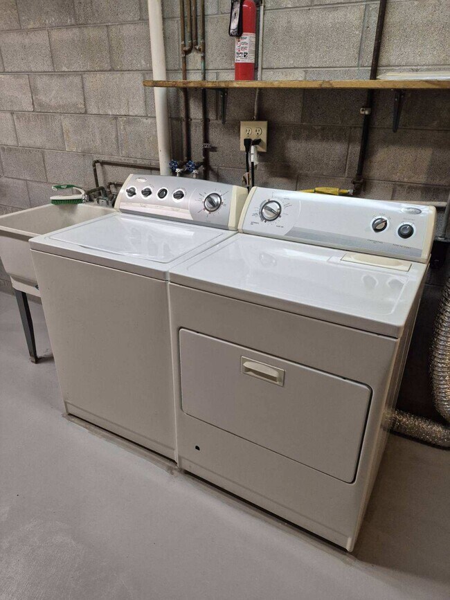 Foto del edificio - 4906 Russell St