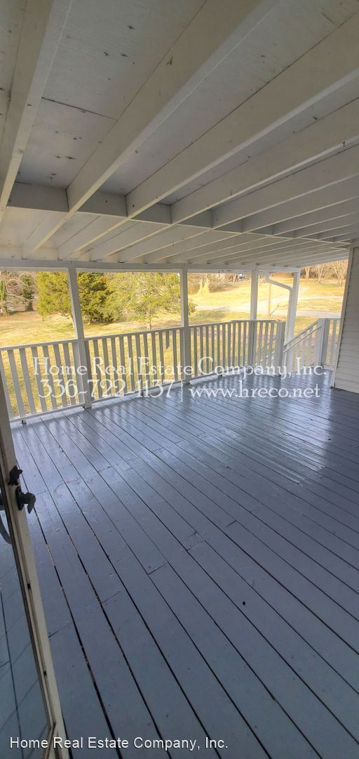 Building Photo - 3 br, 1 bath House - 2047 W. Clemmonsville...