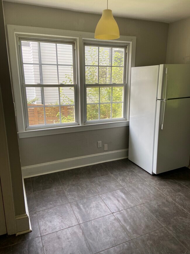 Building Photo - 1003 N State St