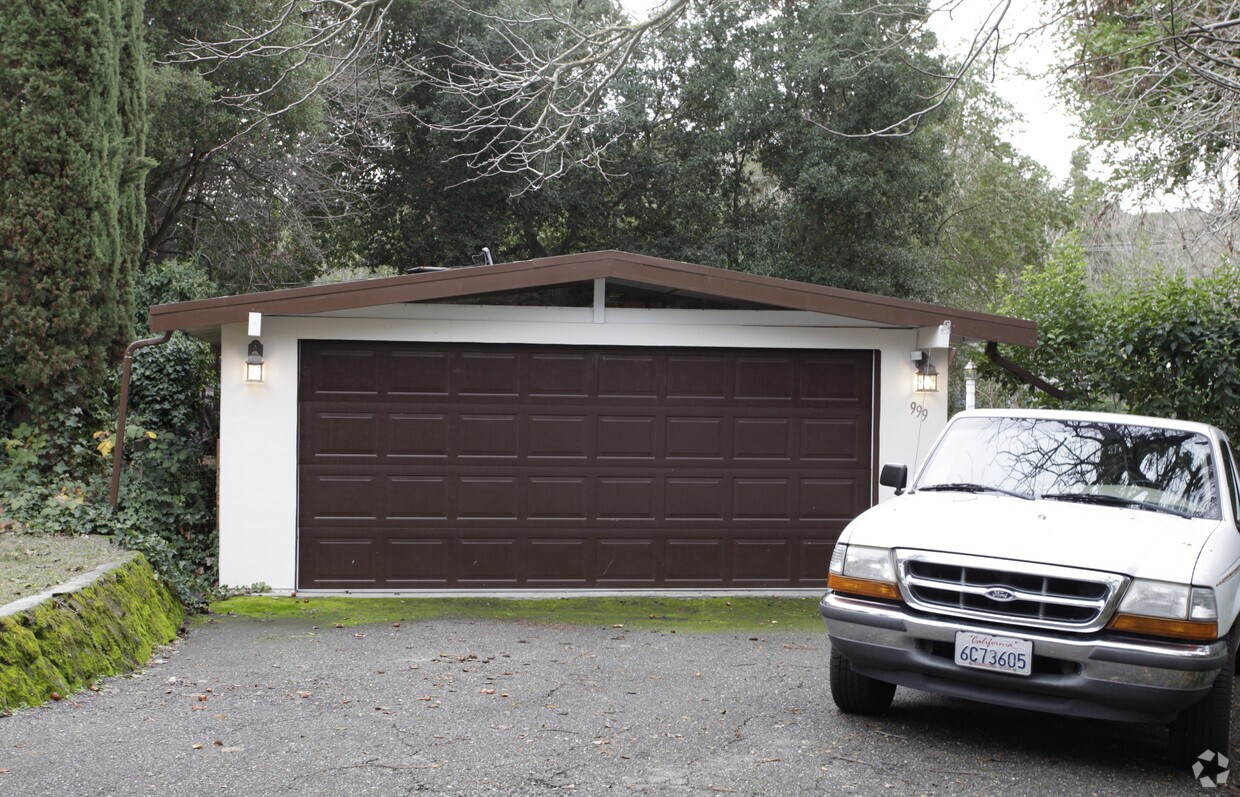 Building Photo - 999 Creekwood Pl