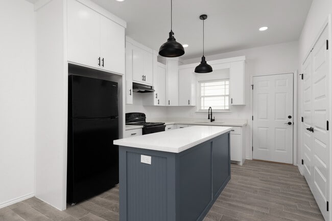 Building Photo - 405 Lion's Villa AV