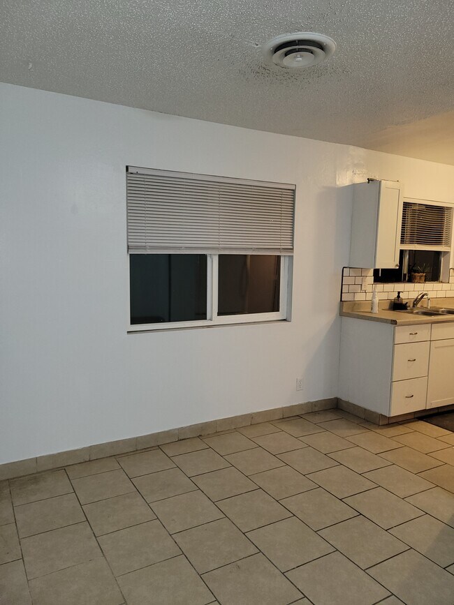 Building Photo - 731 Oswell St