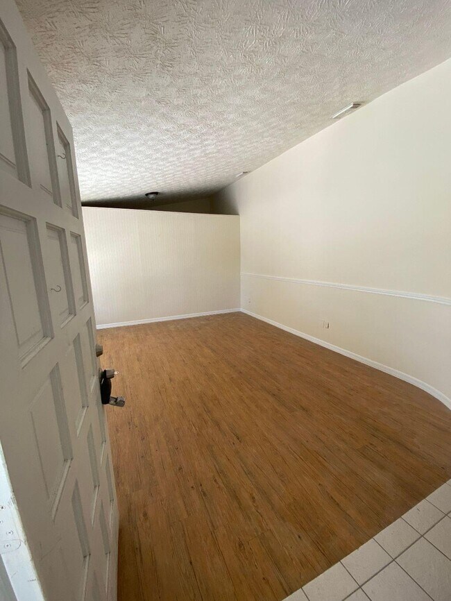 Building Photo - 209 SW Thornhill Dr