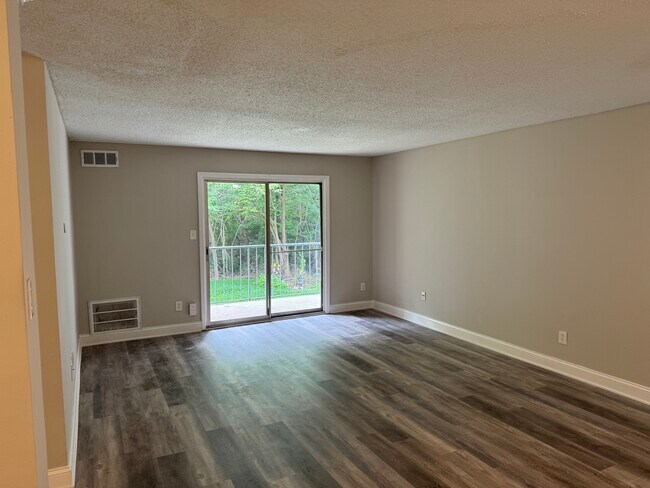 Foto del edificio - 7984 Shady Oak Trl