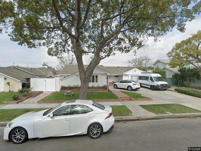 Photo - 3201 Oak Grove Rd (Los Alamitos, CA) House