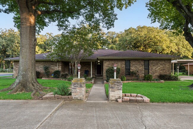 Foto del edificio - 763 Moore Rd