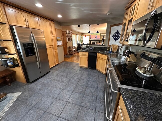 Building Photo - Cozy & Convenient 2-Bedroom Home with Larg...