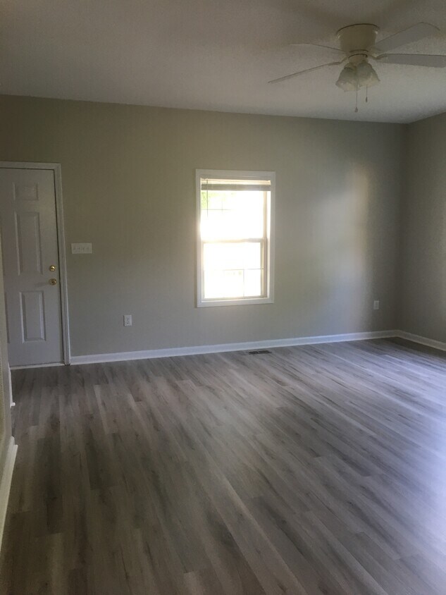 Primary Photo - 102 Watson St