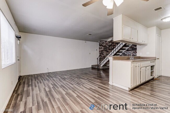 Building Photo - 2 br, 1 bath Townhome - 2108 Lemontree Way...