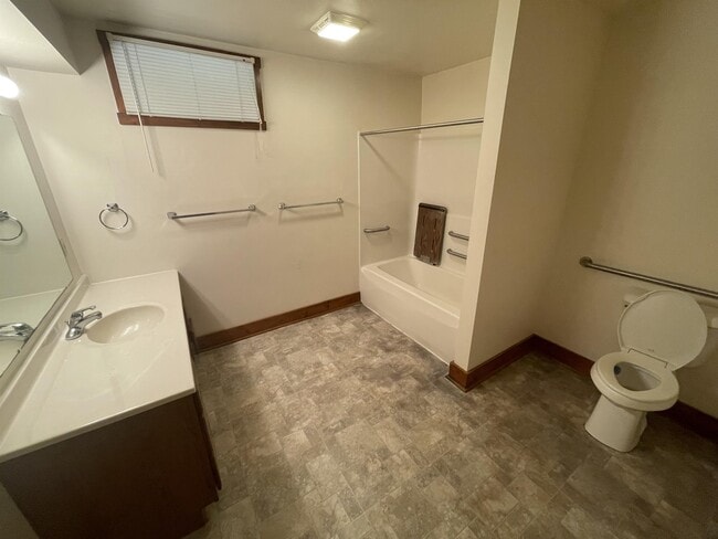 Building Photo - 214 Wood St